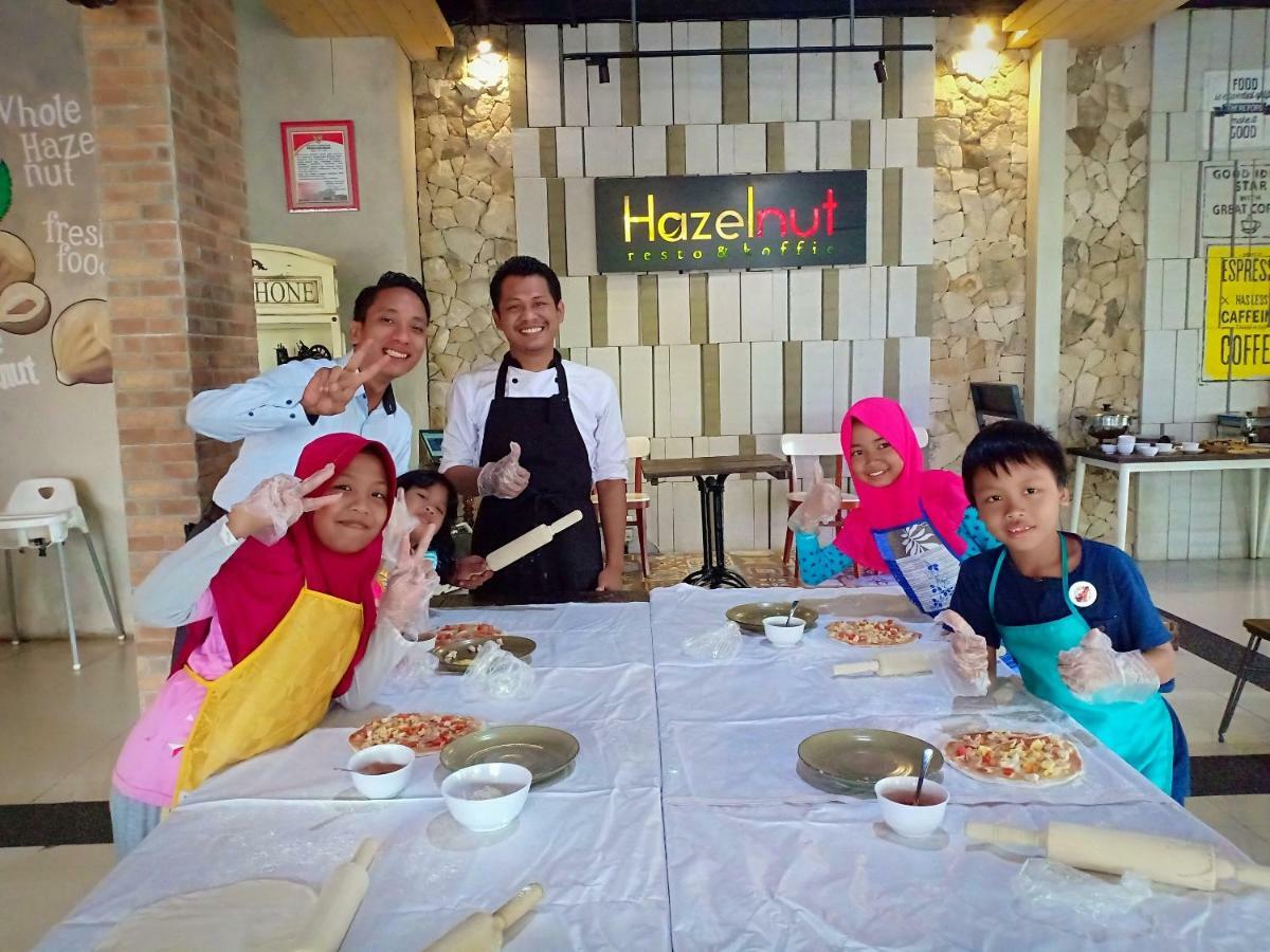 Hazotel Semarang Exterior photo